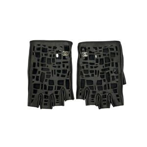 Elegant Chanel CC Laser Cut Detail Fingerless Gloves Sz.7.5